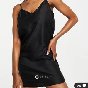 Cocktailklänning - Jättefin cocktailklänning som aldrig är använd då den var förliten vid leverans💗 Klänningen ligger fortfarande i orginalpaketering💗