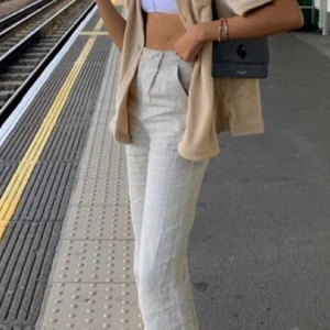 Linnebyxor 🥰 - Superfina linnebyxor från Gina förra säsongen☺️ de är helt slutsålda nu. Toppenskick då de bara kommit till användning några få gånger. Superbra för långa personer då de sitter bra på mig som är 175💖 (första bilden är lånad )