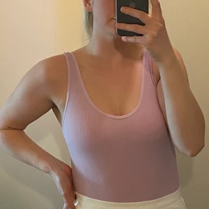 Ljuslila body - Ljuslila body från Stradivarius. Använd ett fåtal gånger. Väldigt mjukt och stretchigt material.