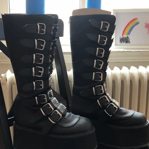 Demonia damned 318 platåskor - Demonia damnes 318 platåskor i fake läder med dragkedja. Ungefär 8cm höga. Bara använda en gång. 🕺