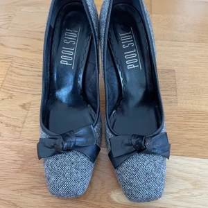 Grå pumps hög klack (som ny) - Grå pumps med hög klack (ca 7, 8cm). storlek 36. Som ny bara använd två gånger inomhus. Hämtas vid Kungsholmen/Globen, alt skickas mot porto. 
