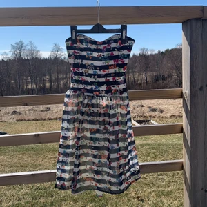 Blommig klänning - Säljer den här jätte fina sommarklänningen som tyvärr blivit för liten! Fint skick, även korsning i ryggen❤️