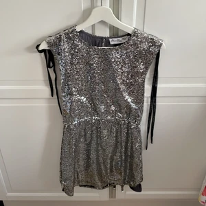Paljett klänning - Paljett klänning från How to kiss a frog Stockholm. I storleken 12 Y ( 12 år ). Säljs för 250 + (frakt).