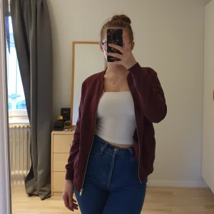 Vinröd tröja - Använd en gång