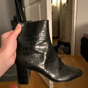 Klack skor - Andvända endast på nyår, som nya älskar dem men har växt ur dem 