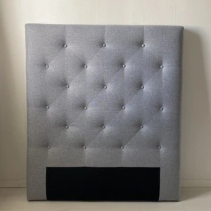 INREDNING-GRÅ SÄNGGAVEL 500KR - En sänggavel i nytt skick, köptes men matchade inte inredningen och är nu till salu!  Storlek 105x200 i grå