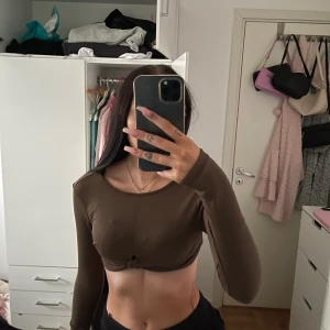 Magtröja - En strechig brun magtröja från shein, med knytning under bröstet, i storlel xs, helt ny