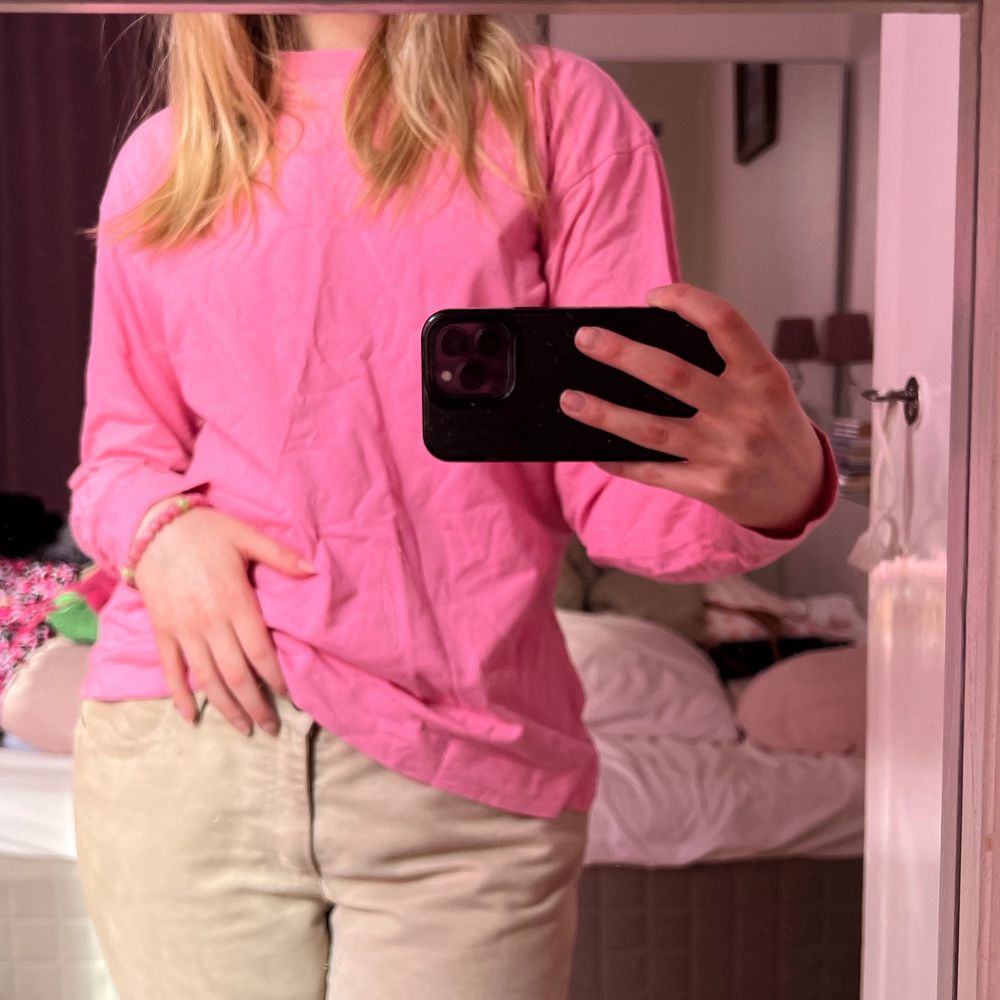Supersnygg långärmad rosa tröja från asos, slutsåld på hemsidan. Jag är normalt strl M men denna passar mig trots strl S. 💖💖. T-shirts.