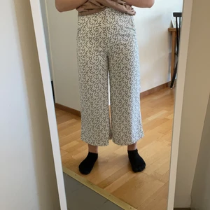 GANT-byxor - Helt fantastiska byxor från GANT som tyvärr blivit för små för mig. Köpta för 1199kr för ca 4 år sedan, men mycket sparsamt använda. Hittar en liten tråddragning precis vid gylfen som jag inte sett förens jag synade byxorna nu. Fler bilder i dm om du är intresserad!