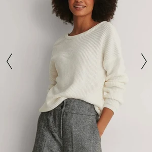 Stickad tröja - Vit stickad tröja med djup rygg. Säljer pga kommer inte till användning.