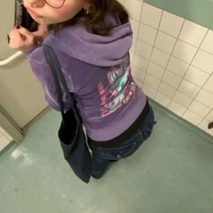 Vintage Äkta juicy zipup  - ‼️INTRESSEKOLL‼️ Min föredetta favorit tröja från juicy couture. Det är en jättefin lila äkta juicy zipup med coolt tryck på ryggen. Den är från en gamal kollektion så går inte att få tag på längre och är derför väldigt unik. Färgen syns bäst på första bilden.🥰 Säljer då den är på gränsen till förliten for mig och vill därför se vad jag kan få för den. Skriv privat för mer frågor eller bilder💗 OBS: endast intressekoll så säljer bara till ett bra bud