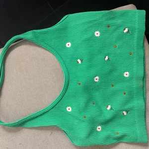 Stickad Zara topp - Säljer denna skit snygga Zara topp som aldrig är använd! Den är en perfekt topp nu när det börjar bli varmare den är i strl M men sitter mer som en S/Xs❤️