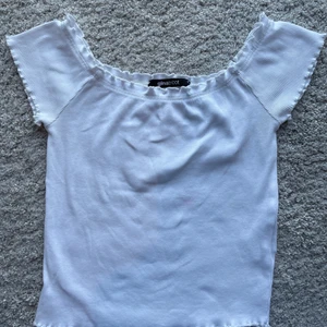 ❗️Vit ginatricot topp❗️ - 💕Säljer denna vita ginatricot toppen då den är för liten. Toppen är i storlek S. Denna fina topp passar till allt💕