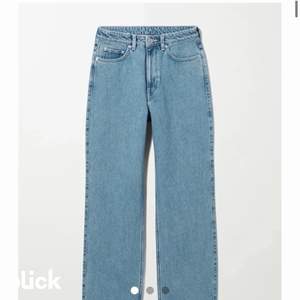 Säljer ett par superfina weekday jeans då jag har ett par liknande. Sparsamt använda och lite längre i benen. Säljes 200kr ink frakt. Strlk 27:32 (som en S/M) 