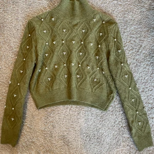 ❗️Grön stickad tröja med vita pärlor❗️ - 💕Säljer denna gröna stickade tröjan med vita pärlor från Zara då den inte passar. Tröjan är i storlek S och den passar fint till allt💕