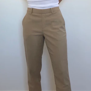 Uniqlo kostymbyxor beige - Uniqlo kostymbyxor i beige. Storlek S. Elastiskband i midjan. 