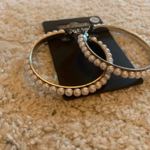 Örhängen - Ett par pärlörhängen köpta på ur&penn för 30kr, helt oanvända och säljer då dessa för 25kr. Köpare står för frakt