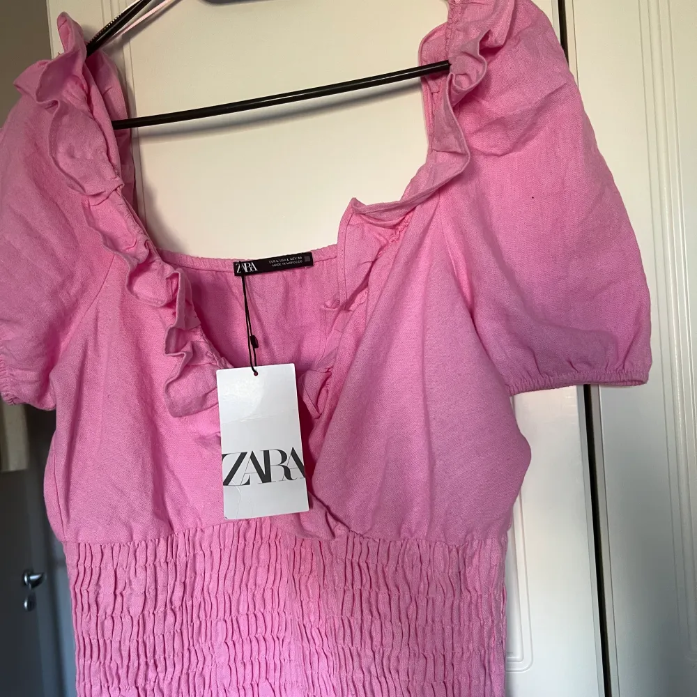 Oanvänd klänning från zara med prislapp. Jätte gullig rosa färg även modellen på klänningen, perfekt på midsommar eller en solig date på stan 🌸🌺🌷🪷 i storlek L men liten i storlek. Har S/M i kläder. Köptes för 400kr. Klänningar.