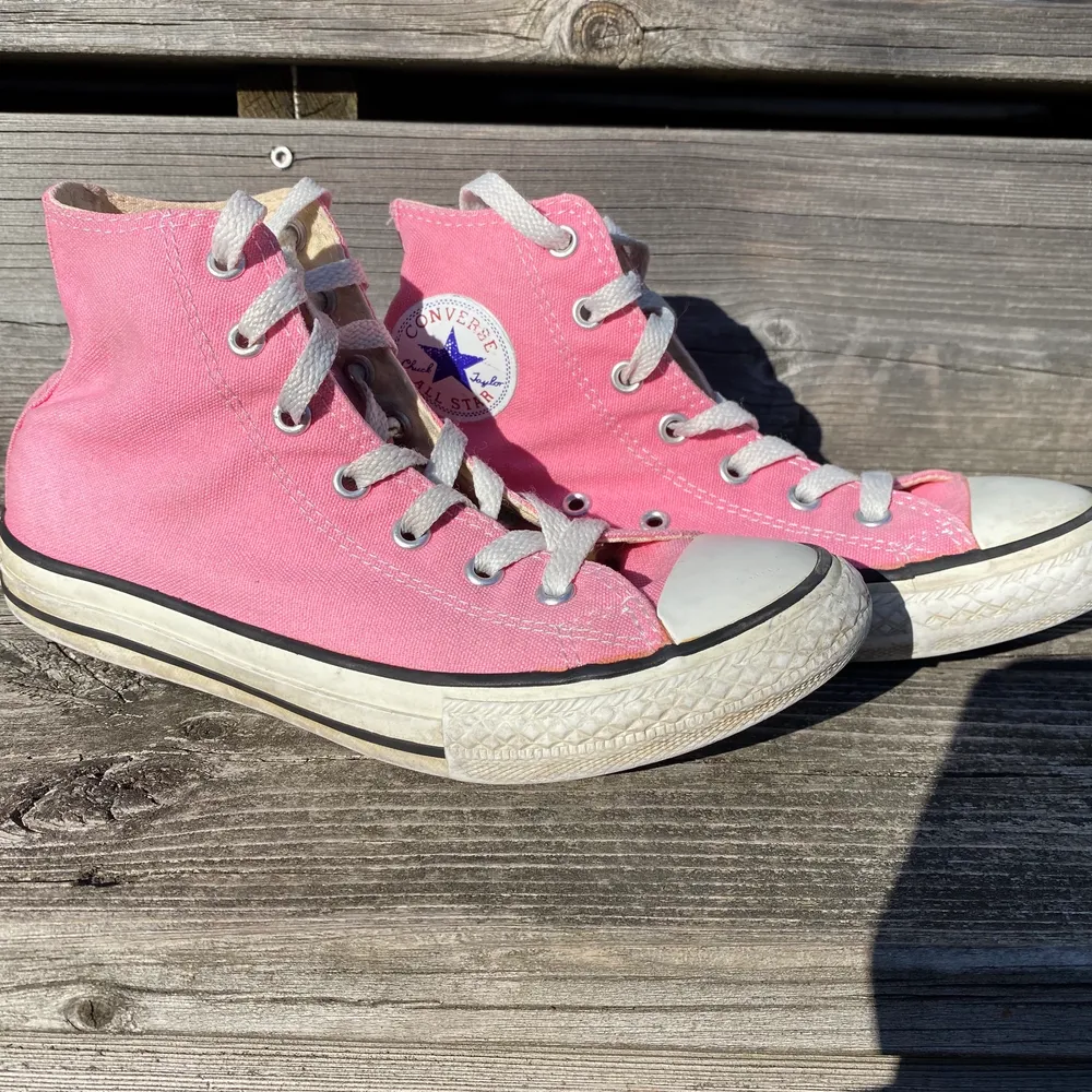 Jättefina rosa converse. Knappt använda så det är inte smutsiga och har inga defekter. . Skor.