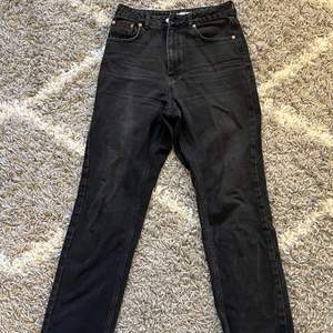 Säljer dessa snygga straight jeans från nakd, bra skick på Jenssen och är i storlek 36/S🖤🖤🖤 pris kan diskuteras vid intresse, köparen står för frakten