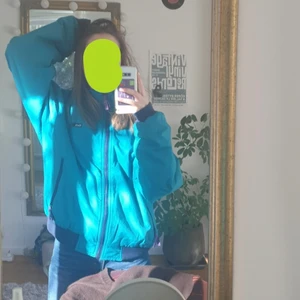 Jacka - Jacka köpt secondhand,, säljer då den inte används speciellt mycket:/ bra skick:) inga defekter. 