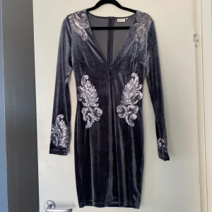 Klänning - Klänning från Nelly, storlek 34. Använd enbart en gång så i nytt skick. Säljes pga kommer inte till användning 🤍