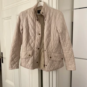 Barbourjacka  - Crèmevit Barbourjacka, Strlk 36/10 Inga fel på den, sparsamt använd.