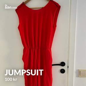 En röd jumpsuit, sitter bra, använd en gång. I ny skick från zara 