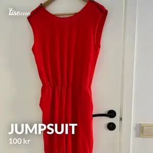 En röd jumpsuit, sitter bra, använd en gång. I ny skick från zara 