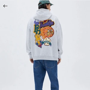 Grå Hoodie - Säljer denna as snygga hoodin från pull and bear. 🤩 Den är helt oavänd, och i storlek XS men oversize! 