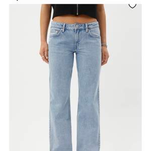 Säljer mina snygga lowwaist jeans från weekday då jag inte har användning för dem! Använda ett fåtal gånger💗 köpta från weekday för 500kr