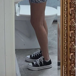 Converse nya - Helt nya converse med hög sula. Storlek 37,5 men skulle säga närmare 38 dem var för stora för mig. Säljer om någon är interesserad så jag slipper skicka tillbaka. Original pris 650 