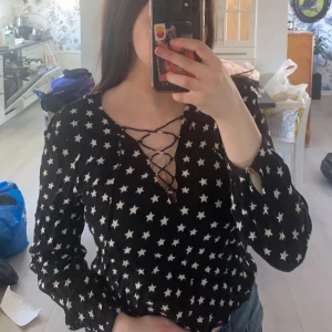 FOREEVER 23, storlek M - Säljer denna jättefina blusen då jag aldrig använder den längre. Har använt den ungefär 7 gånger. Säljer den för 70kr (+frakt). Skriv om du är intresserad.🤍