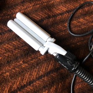 Babyliss locktång för vågigt hår - Babyliss locktång för vågigt hår. Använt skick (plasten på handtaget är ful, men fungerar som den ska)  Finns i Årsta 