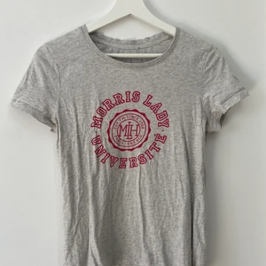 Morris tisha - Grå, härlig att-ha-hemma-tröja!! Eller ute om man så vill, detta har iallafall varit min bästa chill-tröja. Säljer för jag inte får plats i garderoben. Priset är plus frakt🥰