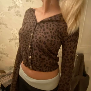 Leopard kofta - Kan inte ens fatta att jag säljer denna drömmen!!! Världens finaste leopardkofta!! Huuuur najs med ett par najs shorts nu i sommar på en fest typ eller middag ❤️❤️❤️