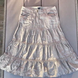 Lång kjol - Säljer den här kjolen eftersom den är för stor i midjan för mig. Den är beige/brun, lång kjol och storlek 44. Den har aldrig kommit till användning och den är i ett jättebra skick😊. 