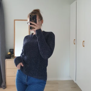 Mörk tjock stickad tröja - Använd fåtal gånger