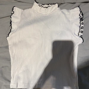 Fin tröja från zara - Säljer denna fina tröjan från zara i storlek S, lite kroppad så sitter perfekt till ett par lågmidjande jeans 