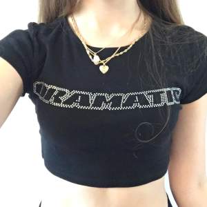 Jättefin svart T-shirt från hm med texten ”dramatic” i rhinestones. Jättefint skick, säljer då den inte riktigt kommer till användning:)