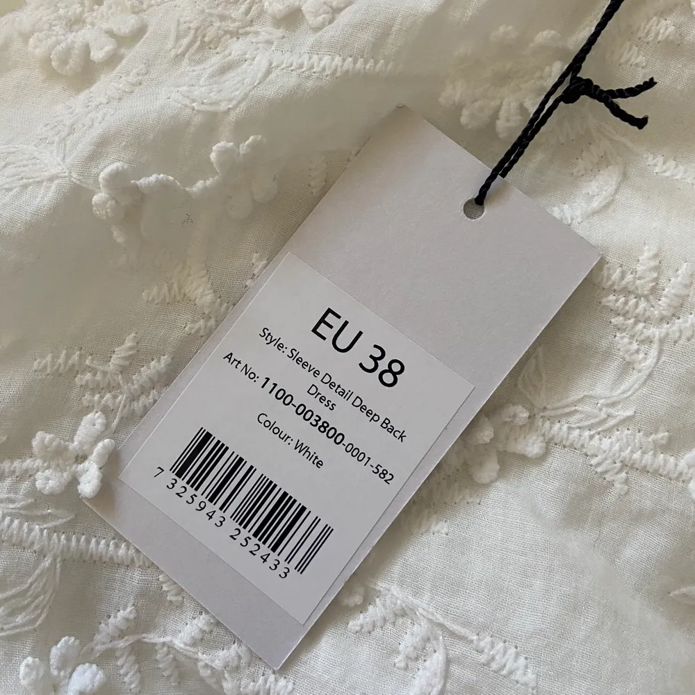 Suuuuperfin, populär slutsåld klänning från NAKD✨🥰💗 köpte den här på plick med lappen på, men den passade inte riktigt mig.. Klänningar.