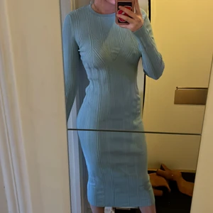 Långklänning - Så snygg ljusblå klänning, passar perfekt nu till våren och sommaren. Sitter så snyggt på kroppen och så fin öppning vid ryggen😍👌🏽 är i st L men ja brukar ha 34,36 i toppar och jeans från zara och denna sitter perfekt 