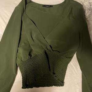 Jätte fin militär grön tröja från nelly med lätt urringning🥰