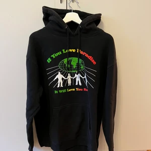 Paradise NYC hoodie - En fin svart Paradise NYC hoodie med ett färgglatt tryck i storlek L. Bra skick med ett nypris på ca 1000 kr