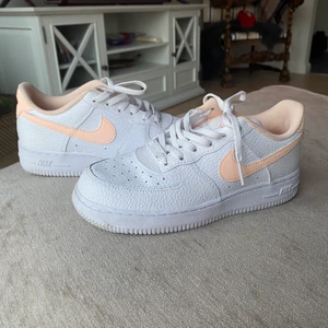 air force 1 - Köpte i fel storlek och har ALDRIG kommit till användning, är alltså i super skick❤️❤️