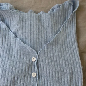 SHEIN  - Väldigt tunt material. Har aldrig användt för att den är för stor för mig. Kan vara genomskinlig om den sitter tajt.