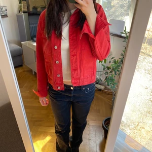 Röd jeans jacka - Skit ball röd jeansjacka! Aldrig använd och är i super skick! Skriv pm för frågor! Jag är 165 cm 💕🫶🏻