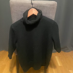 Stickad t shirt - Jättefin stickad tshirt! Jätte populär därav slutsåld och kommer troligen inte tillbaka, köpt i december💕 är inte säker på nypris men tror ungefär 300-400! Pris går att diskuteras