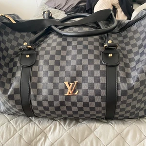 LV stor väska ny - Helt ny LV stor väska pris går diskutera vid snabb affär