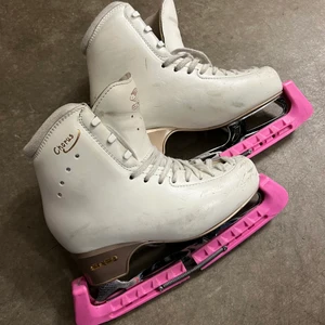 edea chorus strl 235 - hej, säljer dessa skridskor i strl 235 (strl 35)  för 2100kr (köpta för 6390 hos tinas konståkning shop. skenan är legacy skenan 8 och passar åkare som hoppar axel och enkelhopp men också dubbelhopp. de är använda av en åkare i en säsong, finns i jönköping men gör att skixka de (köparen står för frakten) skydden medföljer (kostar inget) 